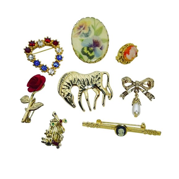 Lot of 8 Vintage Gold Tone Brooches (5565) - Picture 1 of 9